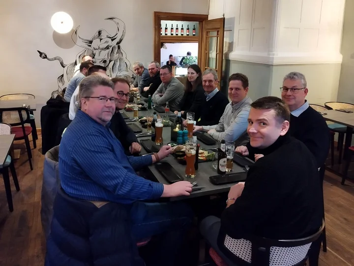 EUROQUARZ-Mitarbeiter und Geschäftspartner beim gemeinsamen Essen
