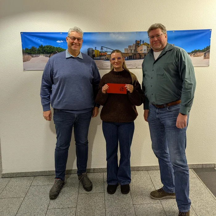 Ein Teilnehmer bei der Überreichung des Gutscheins (3)