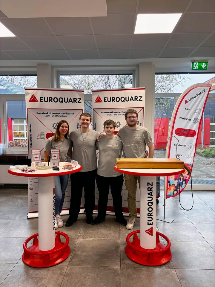 Mitarbeiter der EUROQUARZ GmbH an ihrem Stand auf der BAM 2025